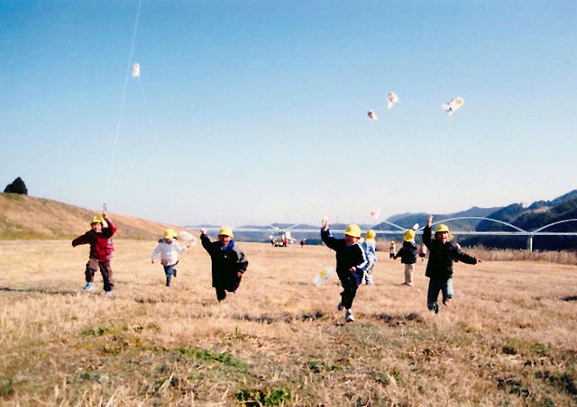 写真：外で凧揚げをしている様子