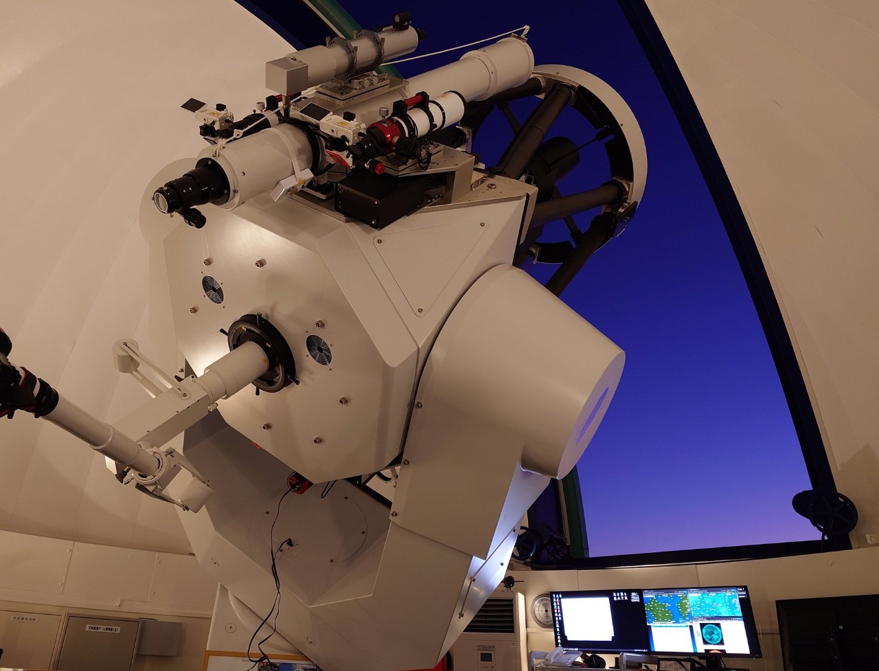 天体望遠鏡での観測の様子