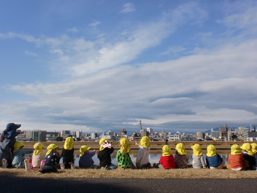 土手全体後ろ姿