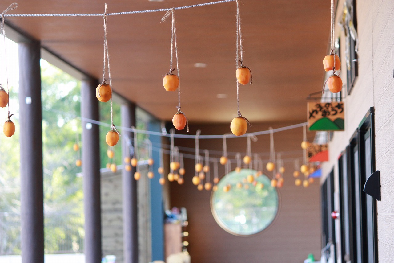 写真:干し柿をつるしている様子